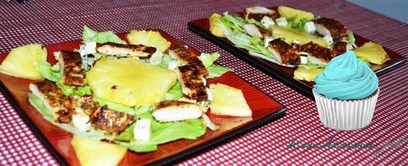 Read more about the article Pierś z kurczaka na sałacie z ananasem i serem pleśniowym
