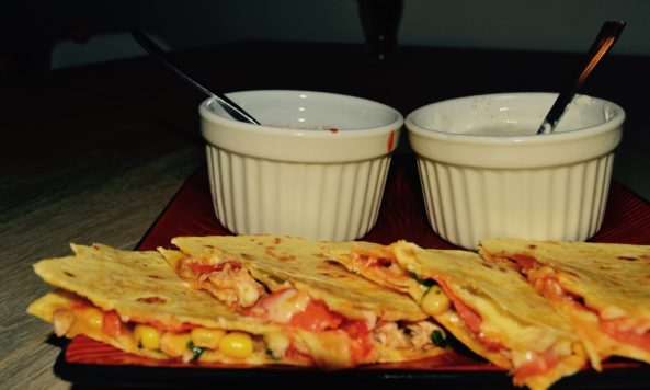 Read more about the article Quesadillas z kurczakiem oraz salsą śmietanową i pomidorową